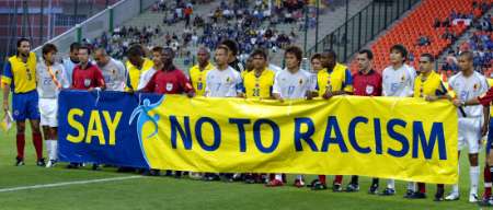 图文-日本与哥伦比亚球员共举反对种族歧视