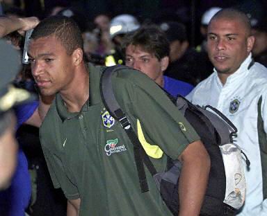 图文-2006世界杯南美预选赛 罗纳尔多跟随迪