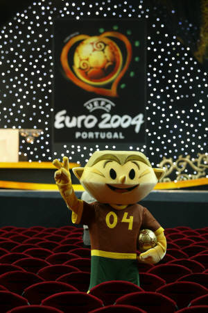 图文-2004年欧洲杯足球赛吉祥物在里斯本亮相