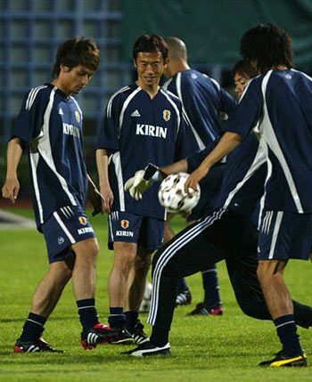 图文-日本足球队备战世界杯 球员围成一圈熟悉