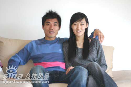 郑智手机的时候,这样一首很熟悉也很流行的铃声———《老婆老婆我