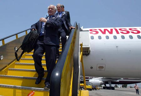 图文-瑞士国家队抵达葡萄牙 教练走出机舱神采