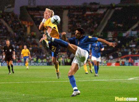 图文-[欧洲杯]意大利1-1瑞典 赞布罗塔少林飞腿