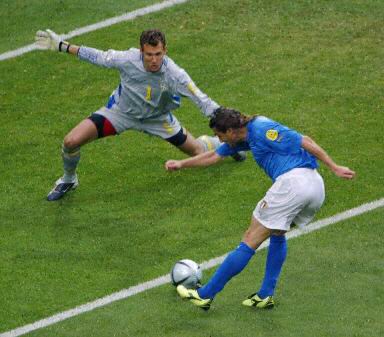 图文-[欧洲杯]意大利VS瑞典 维埃里单击守门员