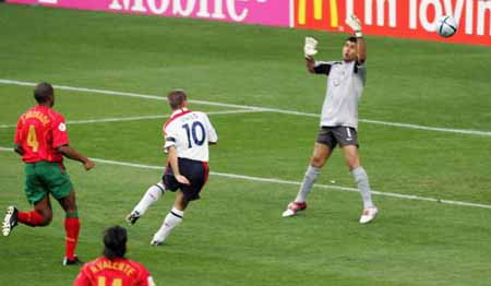 图文-2004年欧洲杯葡萄牙淘汰英格兰 欧文射门