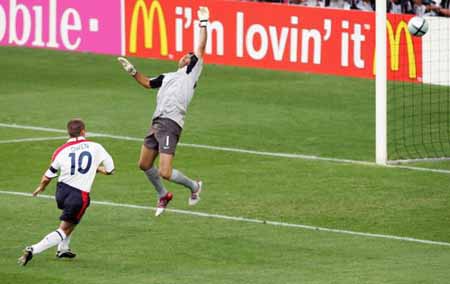 图文-2004年欧洲杯葡萄牙淘汰英格兰 欧文进球