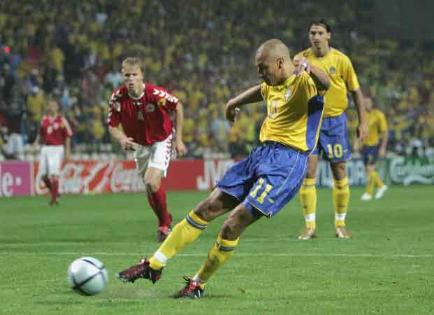 图文-[欧洲杯]瑞典2-2丹麦 拉尔森主罚点球得分