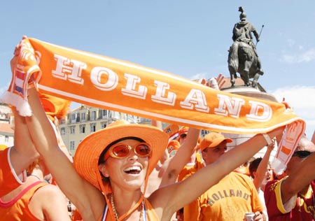 图文-[欧洲杯]葡萄牙VS荷兰 橙色女人高呼胜利