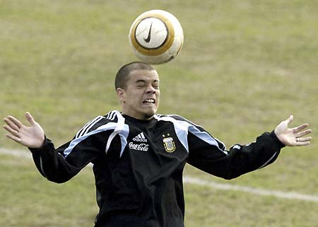 图文-阿根廷备战世界杯预选赛 达历桑德罗诡异
