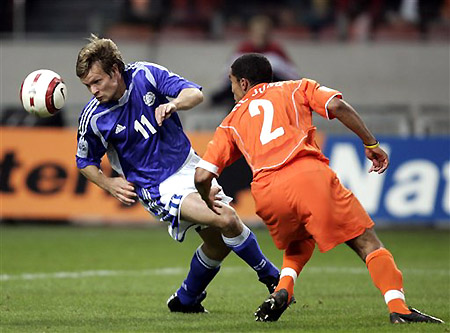 图文-[预选赛]荷兰VS芬兰 约尔卡带球横向突破