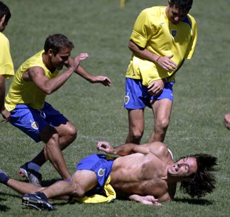 图文-博卡备战南美杯决赛 斯基亚维在地上打滚