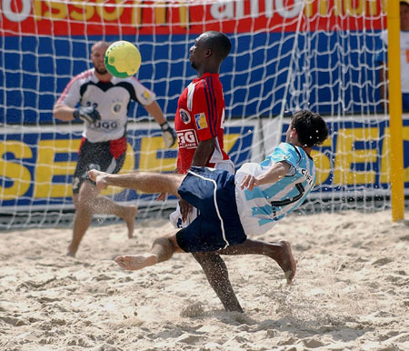 图文-FIFA沙滩足球世界杯南美赛 席瓦内凌空抽