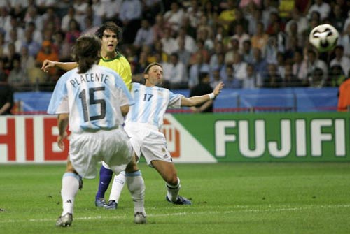 图文-[联合会杯]阿根廷VS巴西 卡卡用贝氏弧线