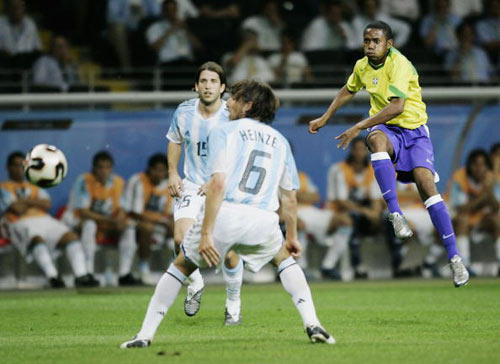 图文-[联合会杯]阿根廷VS巴西 罗比尼奥发狠劲