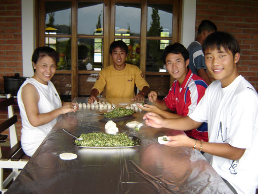 图文-中国足球少年在巴西 每周末都能吃到饺子