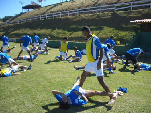 图文-中国足球少年在巴西 小球员热身兢兢业业