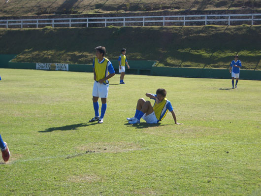 图文-中国足球少年在巴西 日常训练有条不紊_