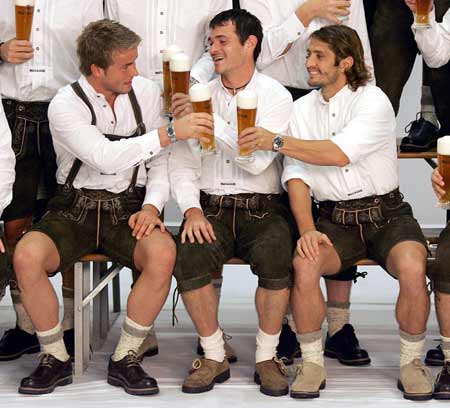 图文-拜仁慕尼黑传统服饰大合照 队员开怀畅饮