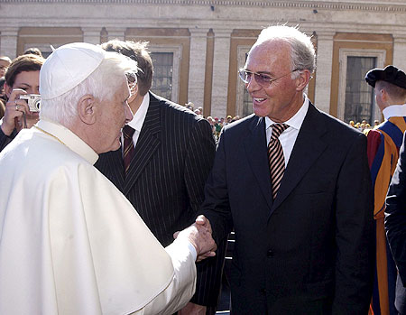 图文-贝肯鲍尔访问梵蒂冈 罗马教皇亲迎足球皇