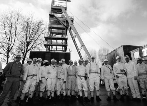 图文-沙尔克04队集体访问矿场 球队与矿工留念