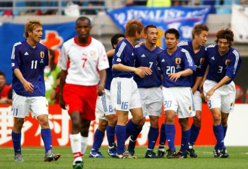 图文-02年世界杯日本2-0突尼斯 球员庆祝中田