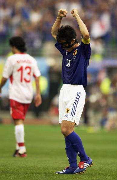 图文-02年世界杯日本2-0突尼斯 宫本恒靖庆祝