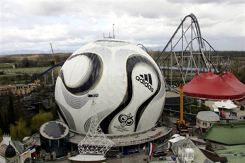 图文-欧罗巴公园奇招迎接世界杯 巨型足球傲然