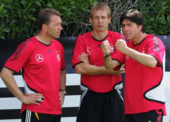 图文-德国队卡利亚里恢复性训练 教练组紧张交