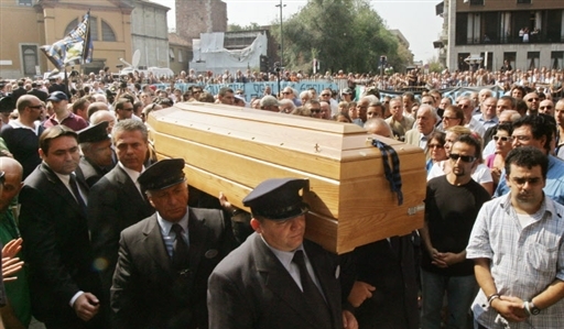图文-法切蒂葬礼在米兰进行灵柩穿过悲痛的球迷