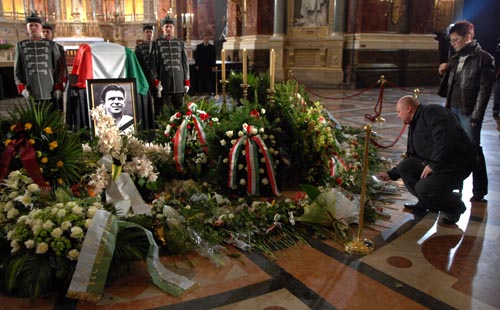 图文-匈牙利悼念普斯卡什 向传奇巨星献上鲜花