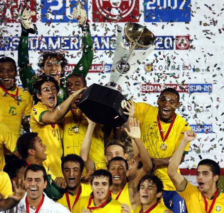 图文-南美U20足球锦标赛巴西夺冠 兴奋高举金