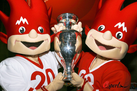 图文-2008欧锦赛冠军奖杯亮相 两个吉祥物捧杯