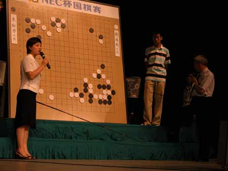 图文nec杯围棋赛杭州站落子徐莹担任大盘讲解