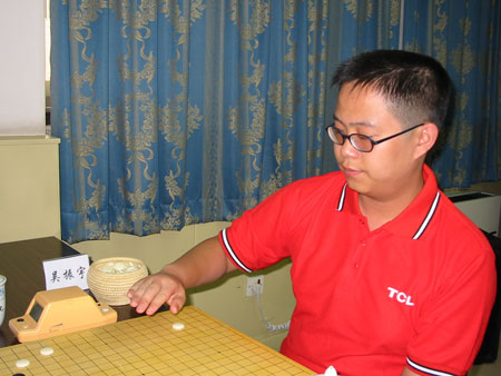 图文-tcl杯围棋赛决赛阶段开战 吴振宇落子_综合体育_nike新浪竞技风