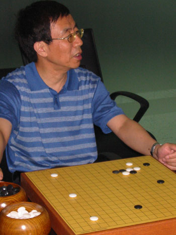 图文华以刚做客新浪视频讲棋华老看起来很开心