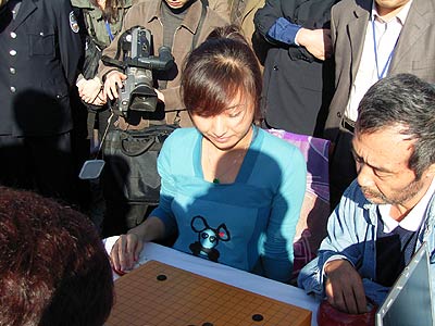 2005年华山围棋大会在华山风景区开幕,美女棋手唐莉,徐莹分别和田壮壮