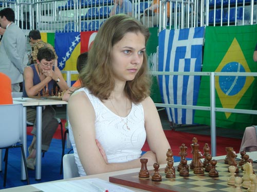 图文-国际象棋奥赛清凉美女秀 斯洛文尼亚白衣美女