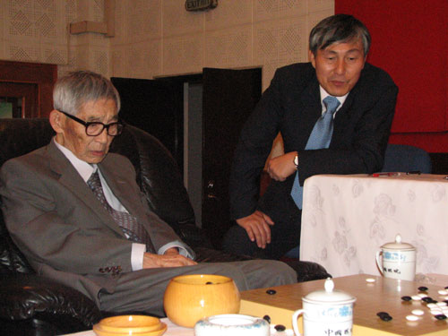 行,53岁的聂卫平九段执白中盘战胜将满81岁的日本名誉棋圣藤泽秀行