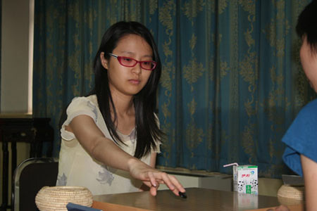 图文2006建桥杯女子围棋赛首轮美女棋手气质高雅