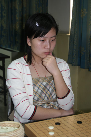 图文-建桥杯围棋赛本赛第2轮 少女张瑞气质文静