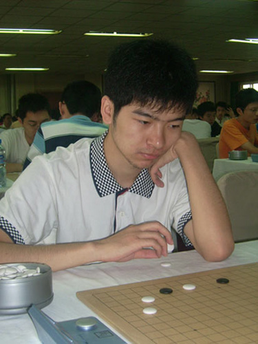 图文2006全国围棋个人赛赵守洵手捏白子欲行棋