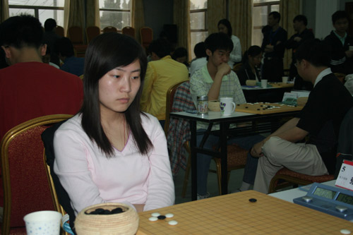 图文-全国围棋团体赛首轮 女将张瑞出战男子团体赛