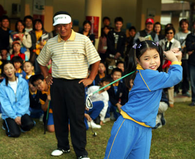 图文-小女孩在老崔面前 卖弄 香港公开赛将开赛