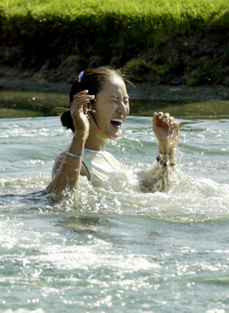 图文-纳比斯科高尔夫球赛 韩国女将跳进水中庆