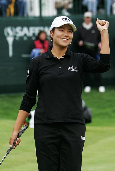 图文lpga萨费维精英赛收杆韩姬圆夺冠露笑容