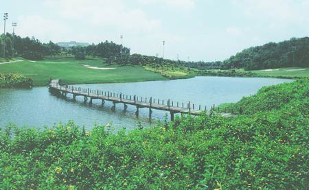 均安碧桂园高尔夫会座落在"均安生态乐园"旁,在群山叠翠,风景秀丽的山