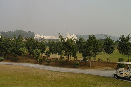 图文-深圳龙岗公众高尔夫球场位于体育中心内