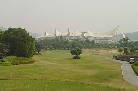 图文-深圳龙岗公众高尔夫球场远处是自行车赛场