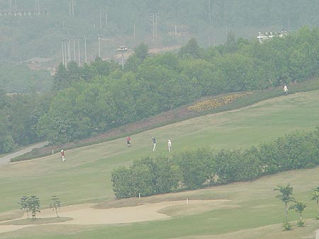 图文-深圳龙岗公众高尔夫球场苦苦面对上坡球道