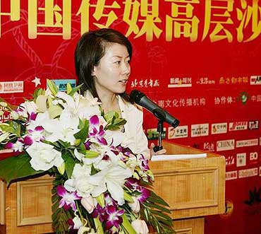 图文-中国传媒高层沙龙论坛 央视国际主持杨林